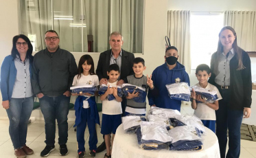 Meleiro entrega uniformes para alunos da rede municipal