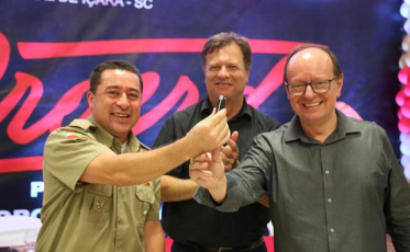 Governo de Içara entrega dois veículos para a Polícia Militar