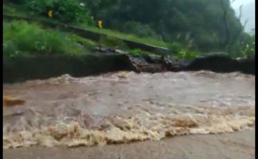 Chuva causa enxurrada na Serra do Rio do Rastro (VÍDEO)