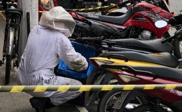 Enxame de abelhas se aloja em moto no Centro de Tubarão 