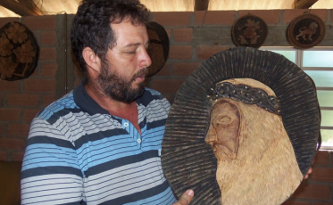 Ato de fé: Pai cumpre promessa após cura do filho 