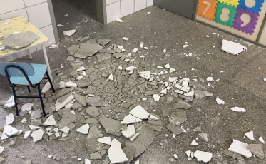 Parte do teto de escola infantil desaba e fere criança em Araranguá (VÍDEO)