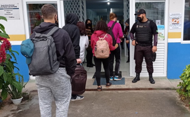 Fake: Homens armados com fuzil invadem escola da região Sul 