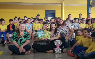 Escritora de livros infantis visita escolas em Jacinto Machado