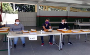 Alunos recebem impressos para atividades não presenciais