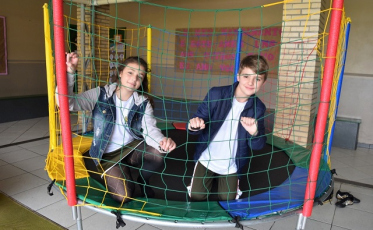 Escolas recebem cama elástica e piscina de bolinhas em Siderópolis