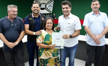 Prefeitura de Criciúma entrega escrituras para moradores de dez bairros