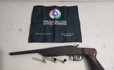 Balneário Arroio do Silva: PM apreende espingarda no forro de casa