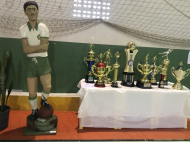 Troféus do Metropol estão expostos no ginásio do bairro, defronte ao estádio