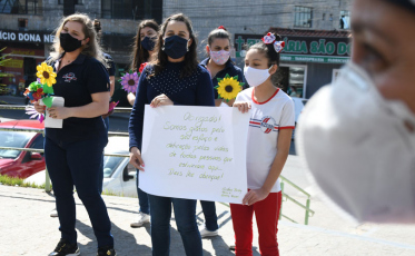 Estudantes entregam mensagens no Hospital São Donato