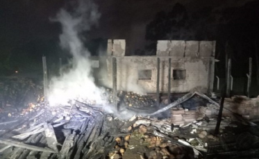 Estufa pega fogo e 15 mil porongos são queimados