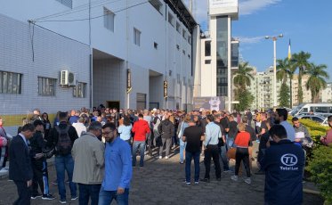 Multidão em busca de ingressos se forma no Estádio Heriberto Hülse 