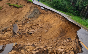 Deslizamento de terra destrói estrada em Orleans (VÍDEO)