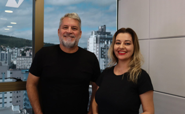 Ninguém Morre de Tédio estreia com episódio sobre marketing político 
