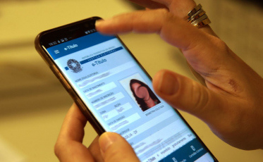 Jovens que completaram 15 anos já podem tirar título de eleitor