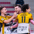 Goleiro marca dois gols, vive tarde heroica e garante empate para time de SC no Brasileiro