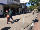 Lojas fechadas e pedestres com máscaras: o Centro de Criciúma nesta quarta-feira