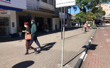 Lojas fechadas e pedestres com máscaras: o Centro de Criciúma nesta quarta-feira