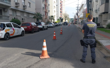 Operação limpa fios bloqueia Rua Dolário dos Santos