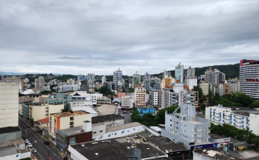 ((Áudio)) Tempo úmido e chance de chuva nesta quinta-feira