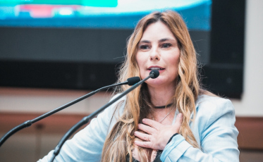 Deputada quer proibir uso de celular nas escolas de SC