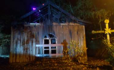 Incêndio destrói réplica da primeira igreja de Criciúma