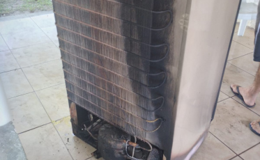 Geladeira pega fogo dentro de casa em Balneário Arroio do Silva