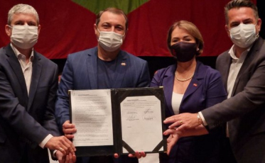 Governador firma convênio para realização de pós-graduação em Educação Especial