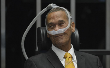 Após dez dias internado, general Villas Bôas recebe alta hospitalar