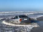 No primeiro dia de feriadão, carro amanhece dentro do mar no Rincão (VÍDEO)