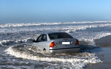 No primeiro dia de feriadão, carro amanhece dentro do mar no Rincão (VÍDEO)