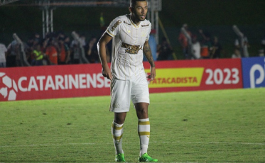 Artilheiro na temporada, Fabinho quer acabar com jejum de gols