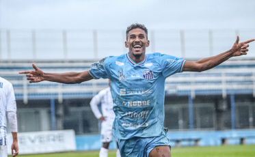 Henrique celebra fase artilheira no futebol catarinense 