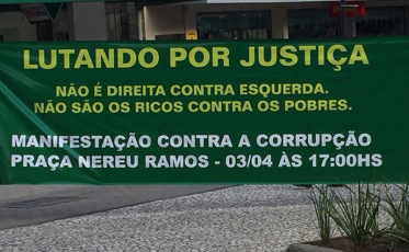 Manifestantes lotam a Praça Nereu Ramos em favor da Operação Lava Jato (ATUALIZADA)
