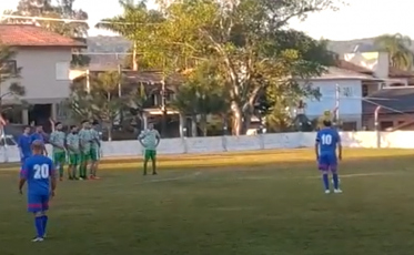 No amador, Paulo Baier ensina a cobrar falta (VÍDEO)