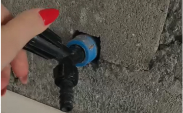 Moradores reclamam de falta de água contínua no Demboski (VÍDEOS) 