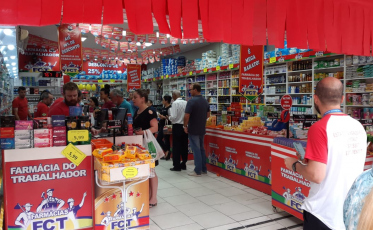 Comércio ainda aberto, pouca gente na rua e filas nas farmácias