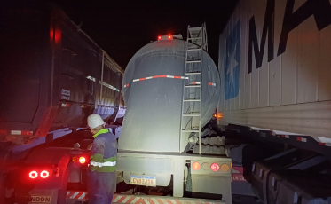 Parado na fila por conta de obras, motorista morre esmagado entre caminhões na BR-101