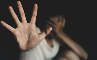 Homem é condenado após tentar matar ex-companheira com socos e chutes em Criciúma