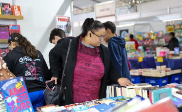 Feira do Livro de Criciúma começa com homenagem à história da imprensa