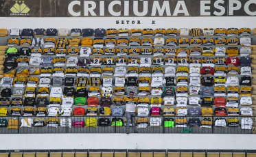 Do Comerciário ao Tigre de 1991: colecionador tem mais de 500 camisas de futebol