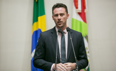 Adelor Lessa e Upiara Boschi recebem Fernando Krelling no Parlatório