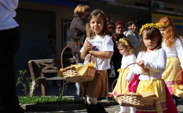 Desfile das famílias e corte do bolo integram celebrações do aniversário de Urussanga