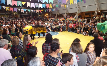 Festa de tradição junina reúne famílias em Balneário Arroio do Silva