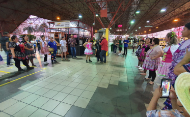 Quadrilha julina anima os terminais de passageiros no Dia do Motorista