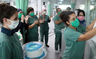 Paciente isolado na UTI recebe homenagens no aniversário de 47 anos (VÍDEO)