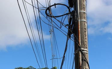 Caminhão arranca fios e afeta fornecimento de energia no Jardim Maristela 