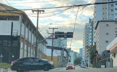 Fios arrancados por caminhão no Comerciário