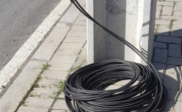 Criciúma: fios jogados em calçada provocam reclamação de moradores do bairro São Luiz 