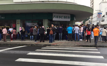 Busca por vacinas contra meningite reúne centenas de pessoas no Sesi